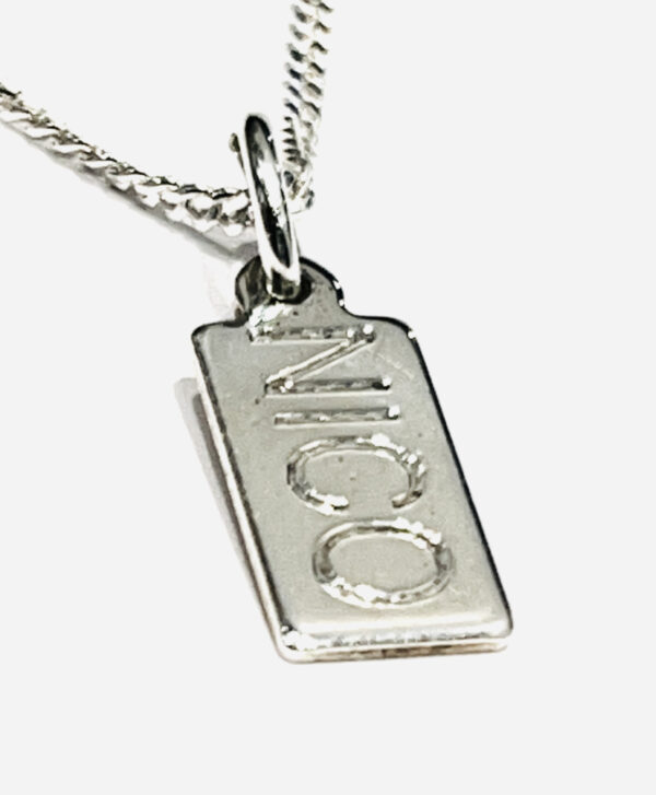 ID- minibricka silver med gravyr, kedja ingår