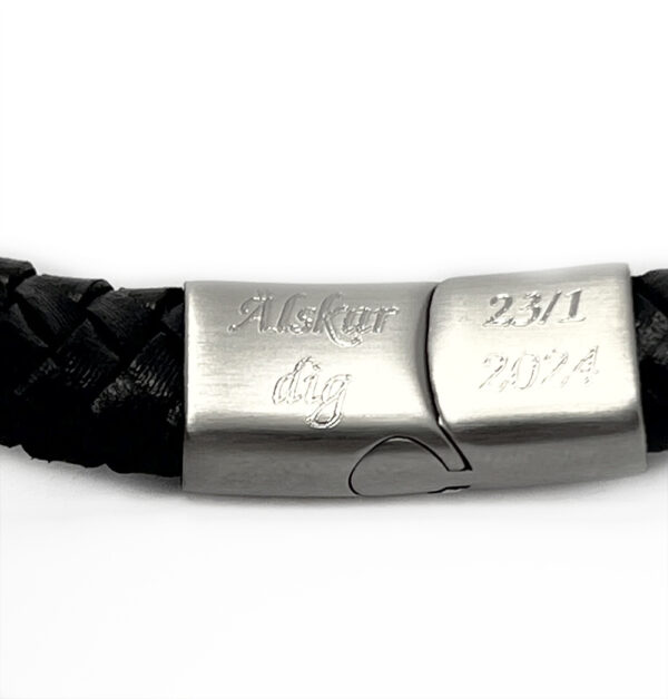 Armband med hemligt gravyr