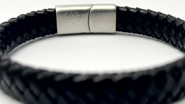 Armband med hemligt gravyr