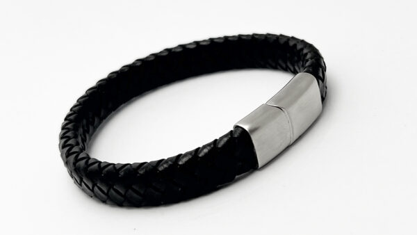 Armband med hemligt gravyr