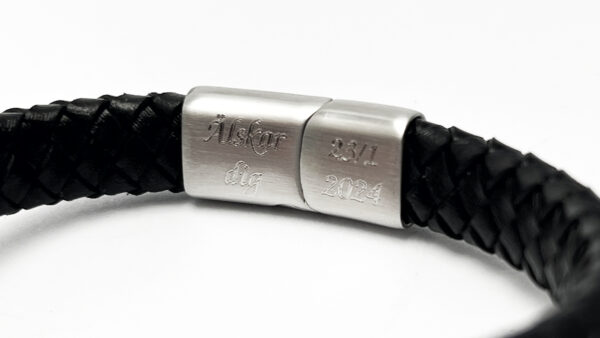 Armband med hemligt gravyr